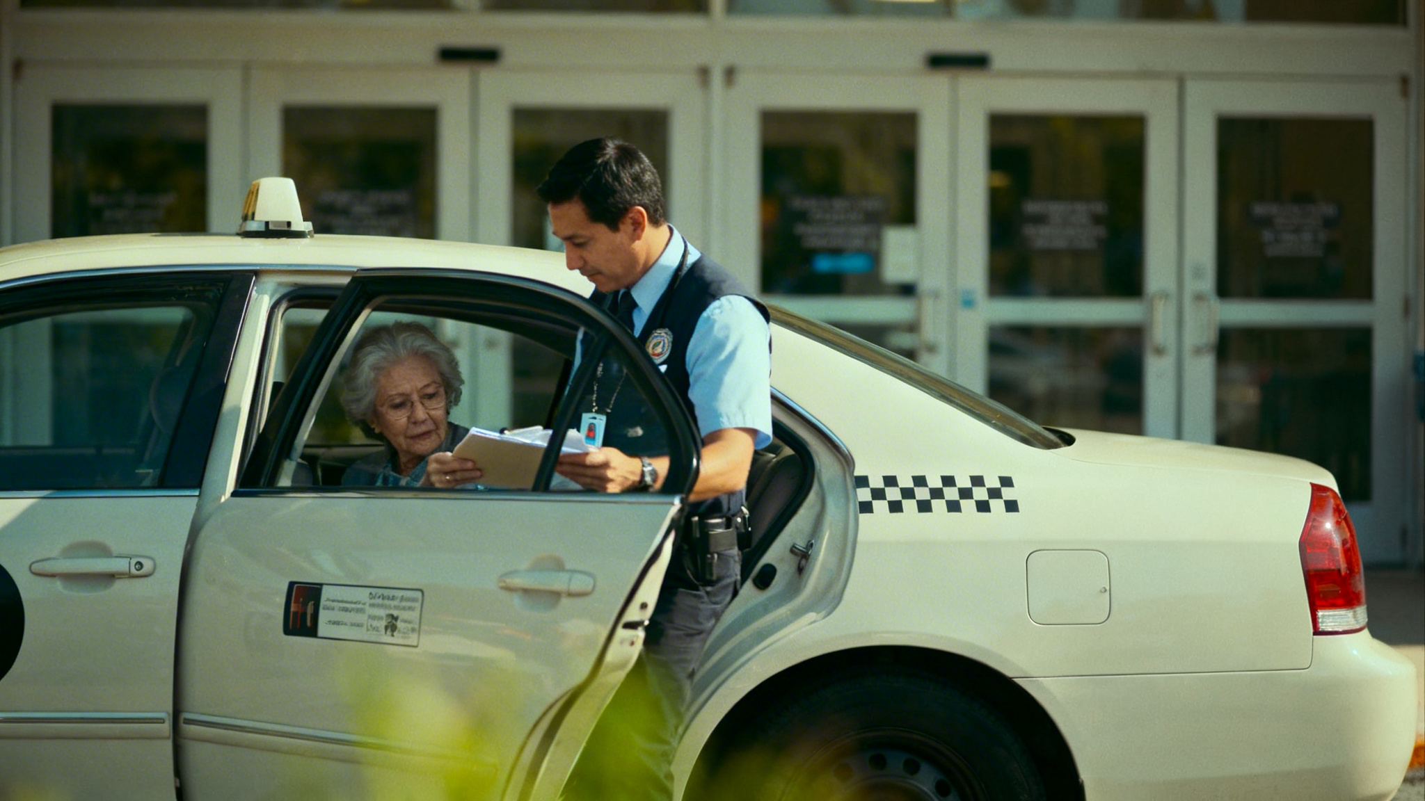 Patiente aidée à monter dans un taxi conventionné, remboursement du transport médical conventionné