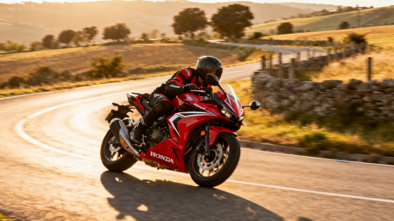 CBR 500 R rouge en courbe au coucher du soleil