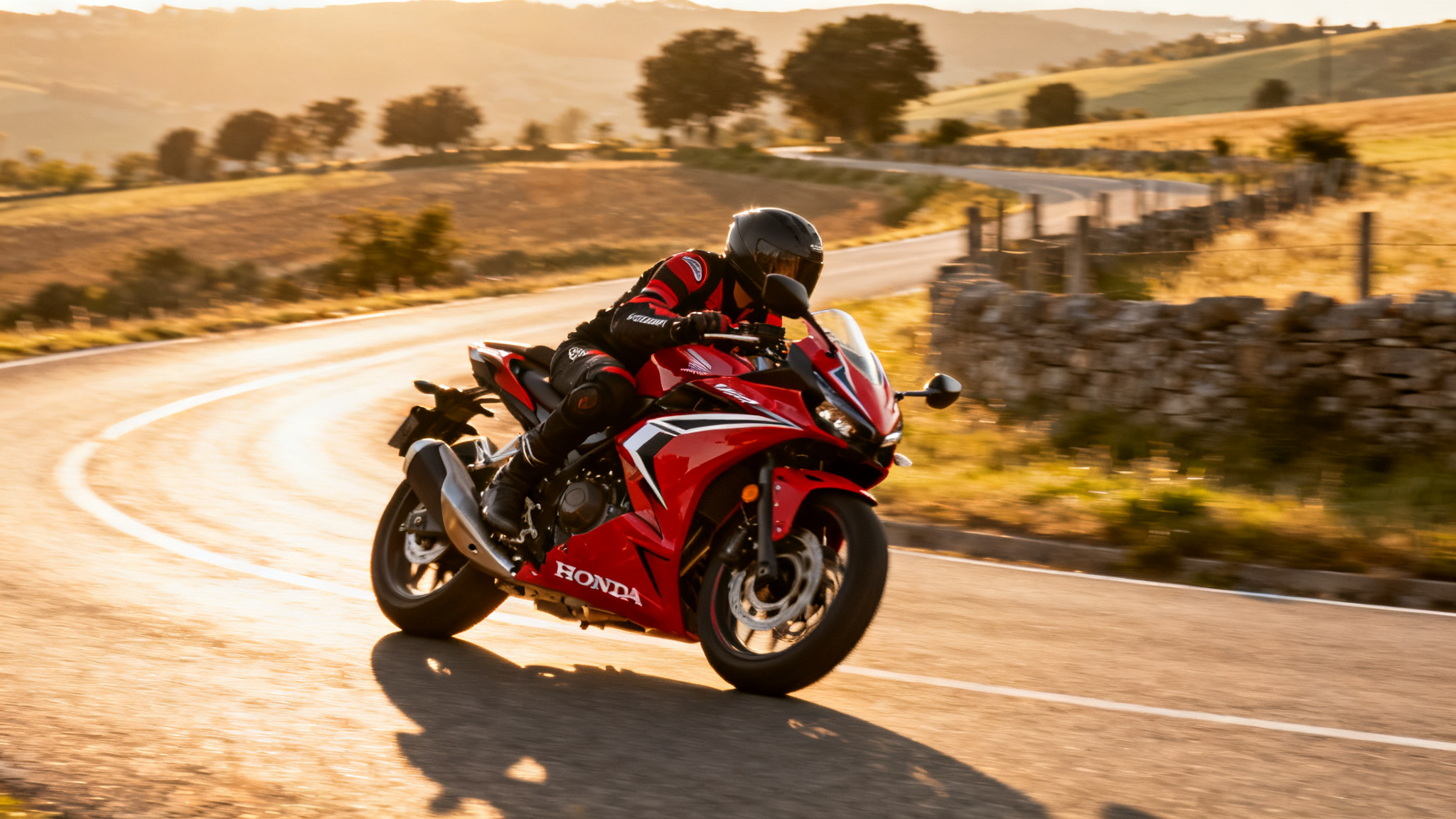 CBR 500 R rouge en courbe au coucher du soleil