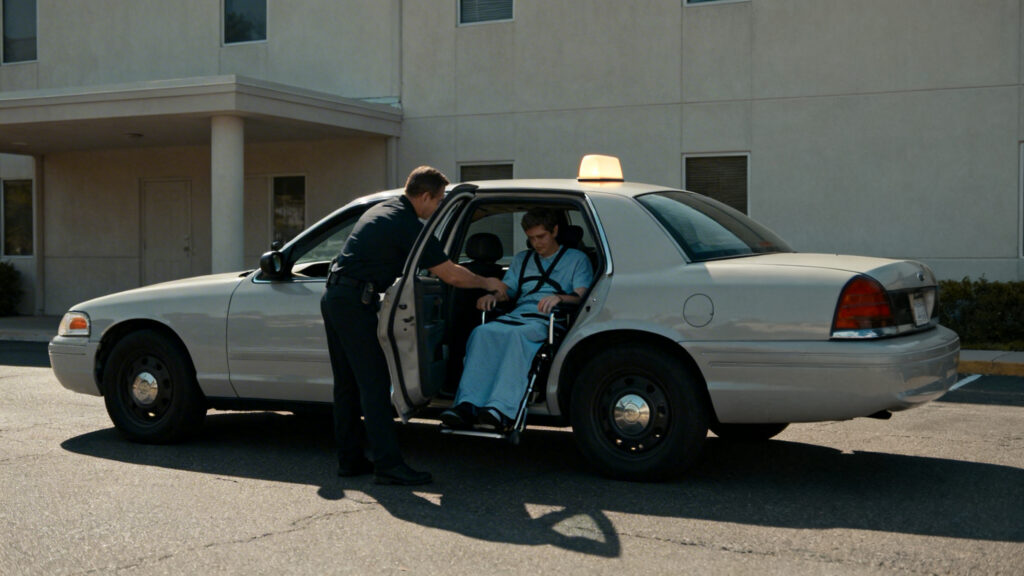 Taxi conventionné CPAM aidant un patient à monter