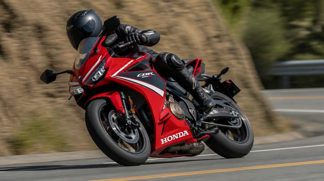 Performances CBR 500 R en virage, stabilité visible