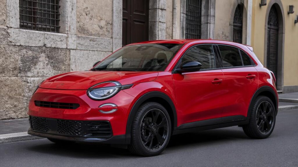Abarth 600e rouge, marque automobile italienne