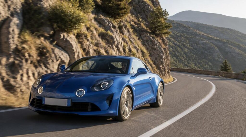 Alpine A110 bleue sur route française