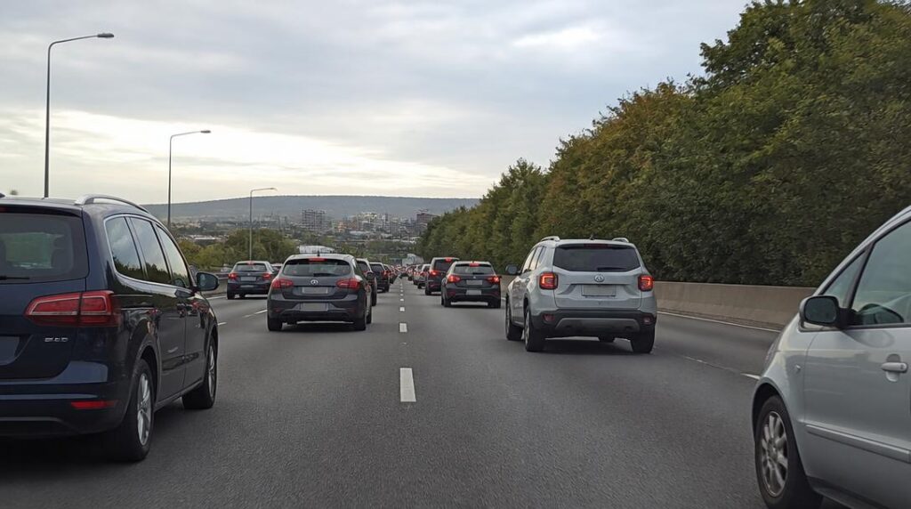 Bouchons sur autoroute et trafic en direct